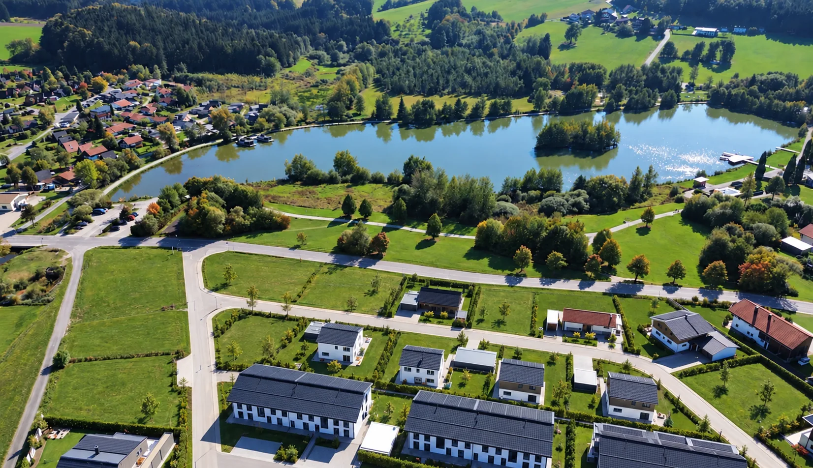 Luftaufnahme des Baugebiets Seeblick mit Einfamilienhäusern und dem Erlauzwieseler See