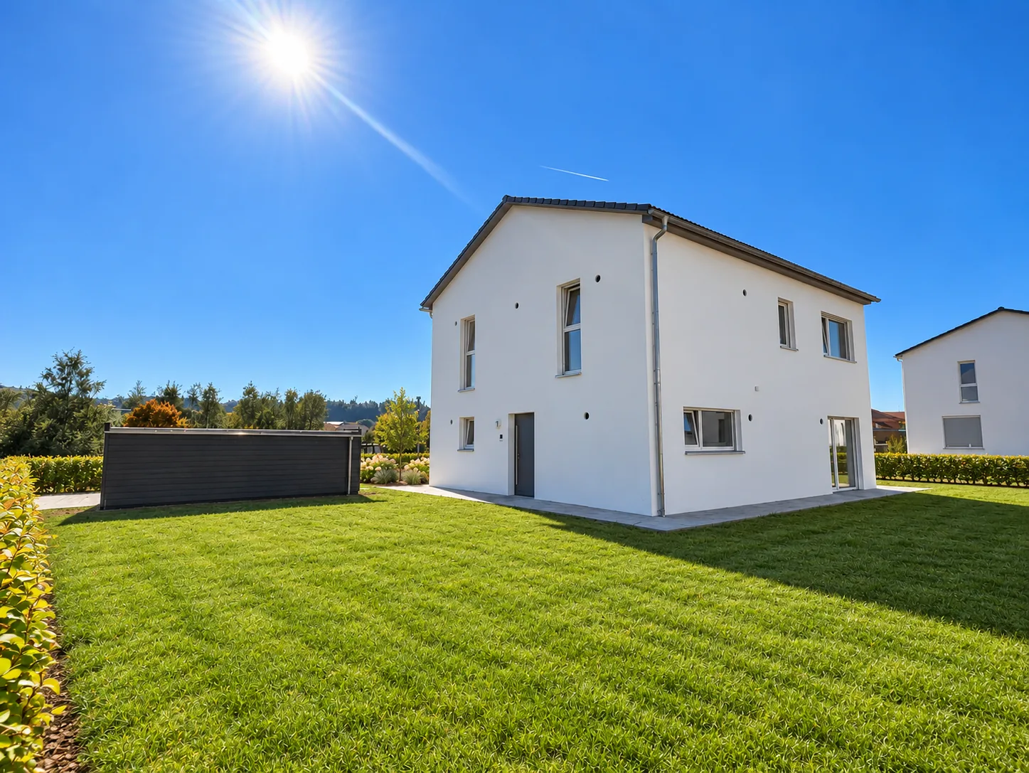 Haus Nr. 4 – Garten an der Giebelseite, Gartenbeispiel, KI-modifiziert